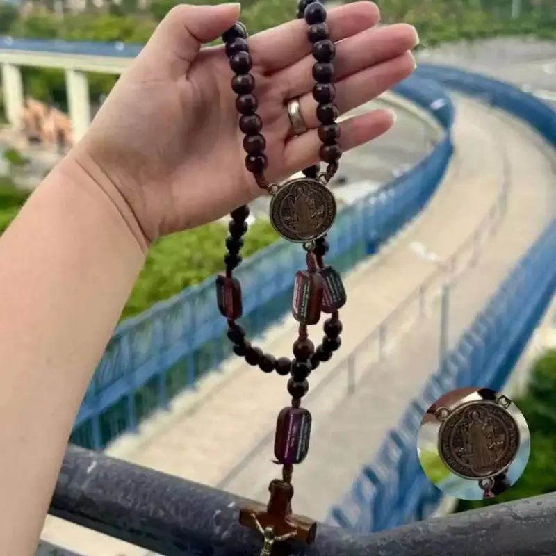 Cliente com o terço na passarela da Basílica de Aparecida