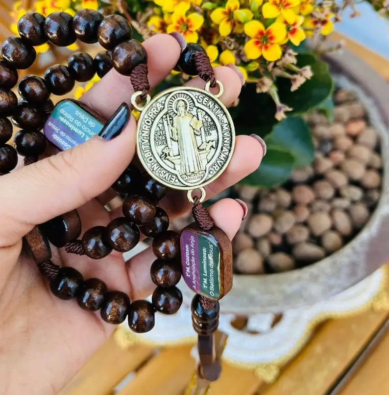 Detalhe da medalha de São Bento em bronze com placas dos mistérios